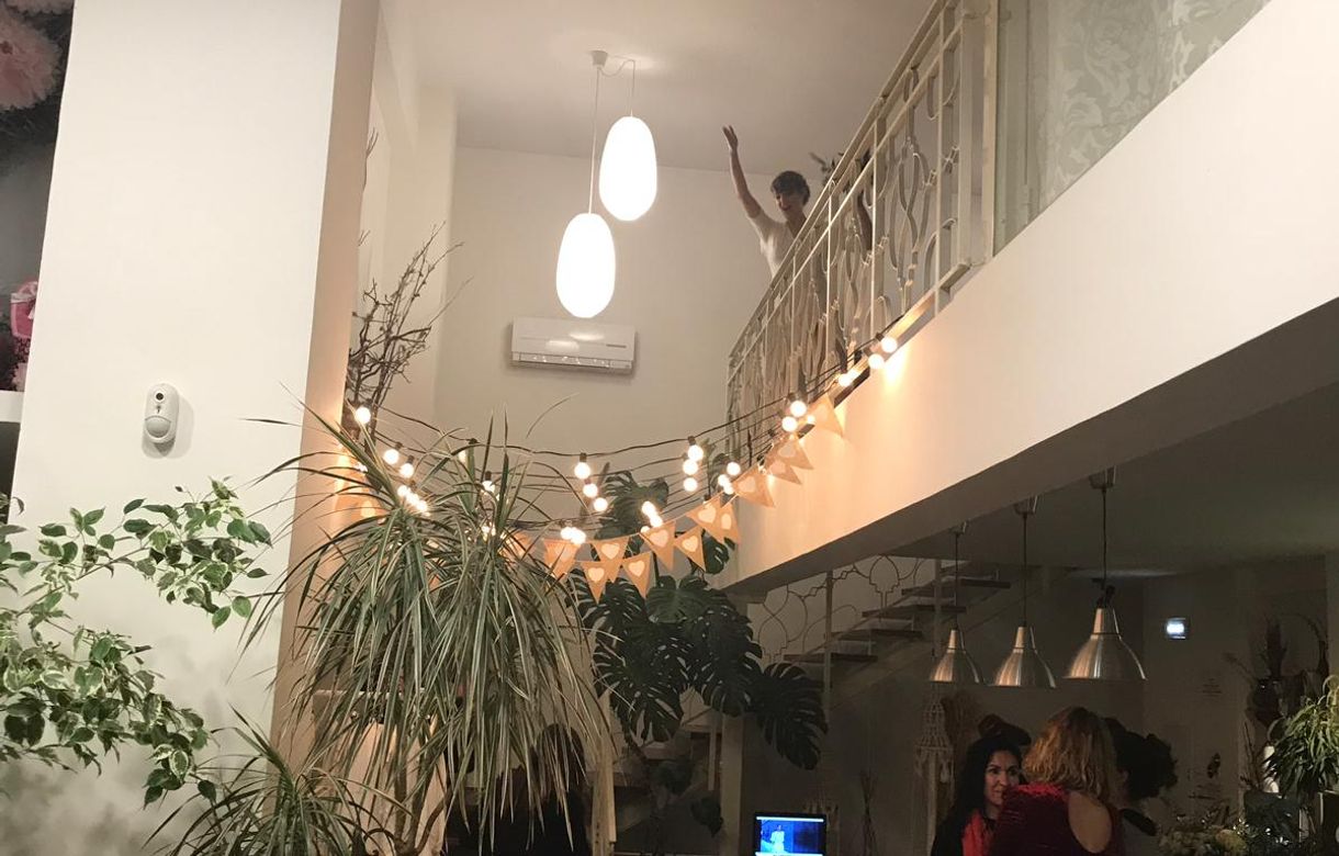 Se alquila zona de trabajo taller/oficina compartido con taller de arte floral y centro de estética