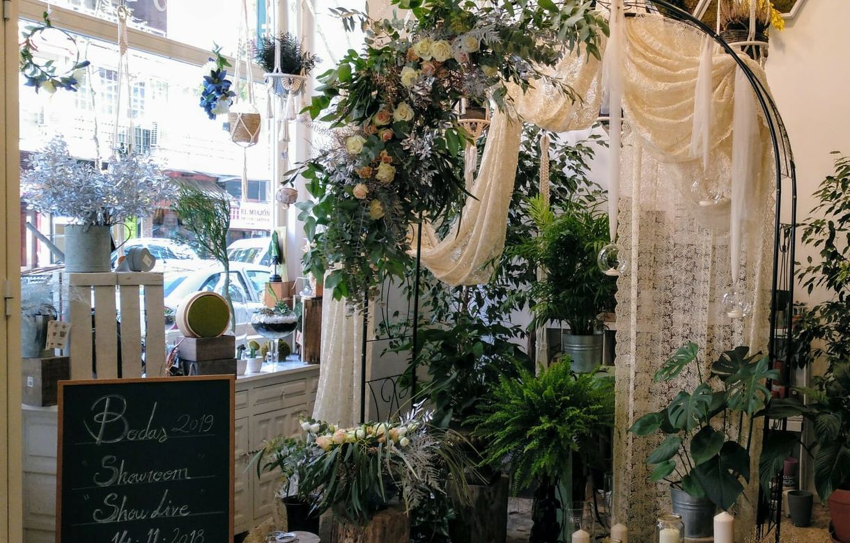 Se alquila zona de trabajo taller/oficina compartido con taller de arte floral y centro de estética