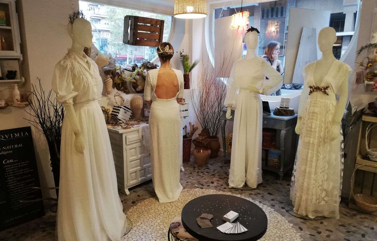 Se alquila zona de trabajo taller/oficina compartido con taller de arte floral y centro de estética