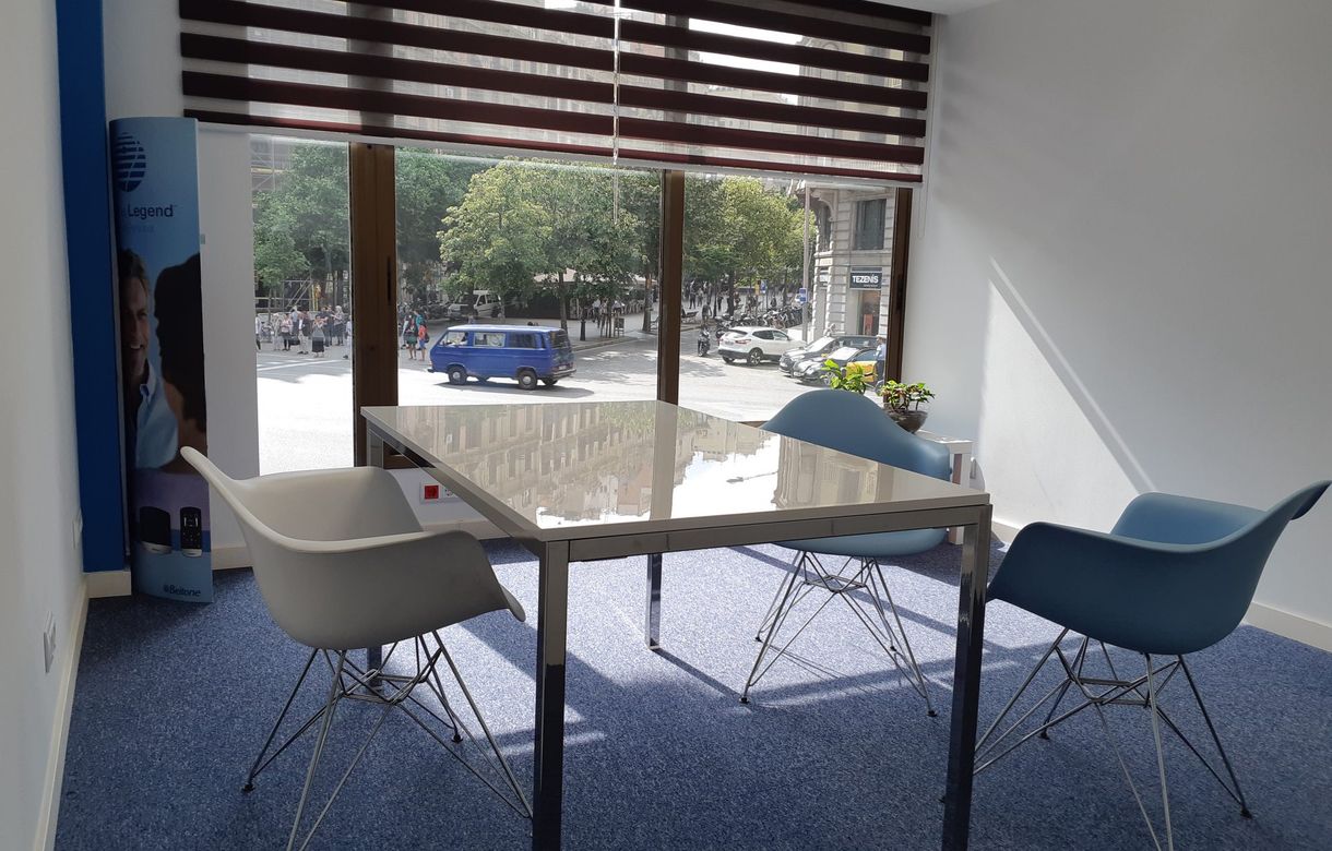 Alquiler consultas medicas | Consulta en el centro de Barcelona con grandes ventanales