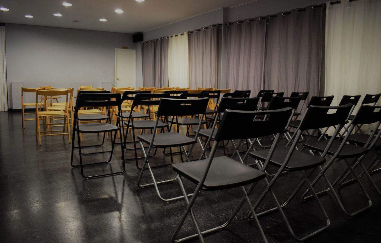 Salas baratas para ensayos y conferencias