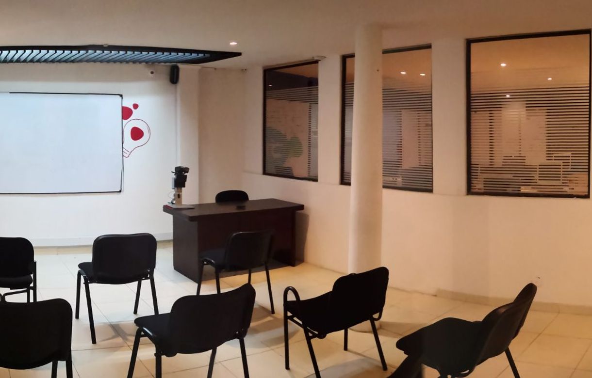 Oficina en Bogota + sala de capacitación en alquiler
