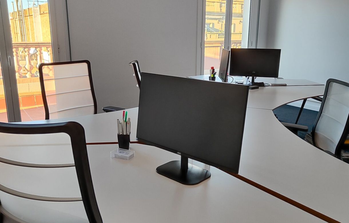 Despacho en alquiler Barcelona | Atico con terraza y encanto