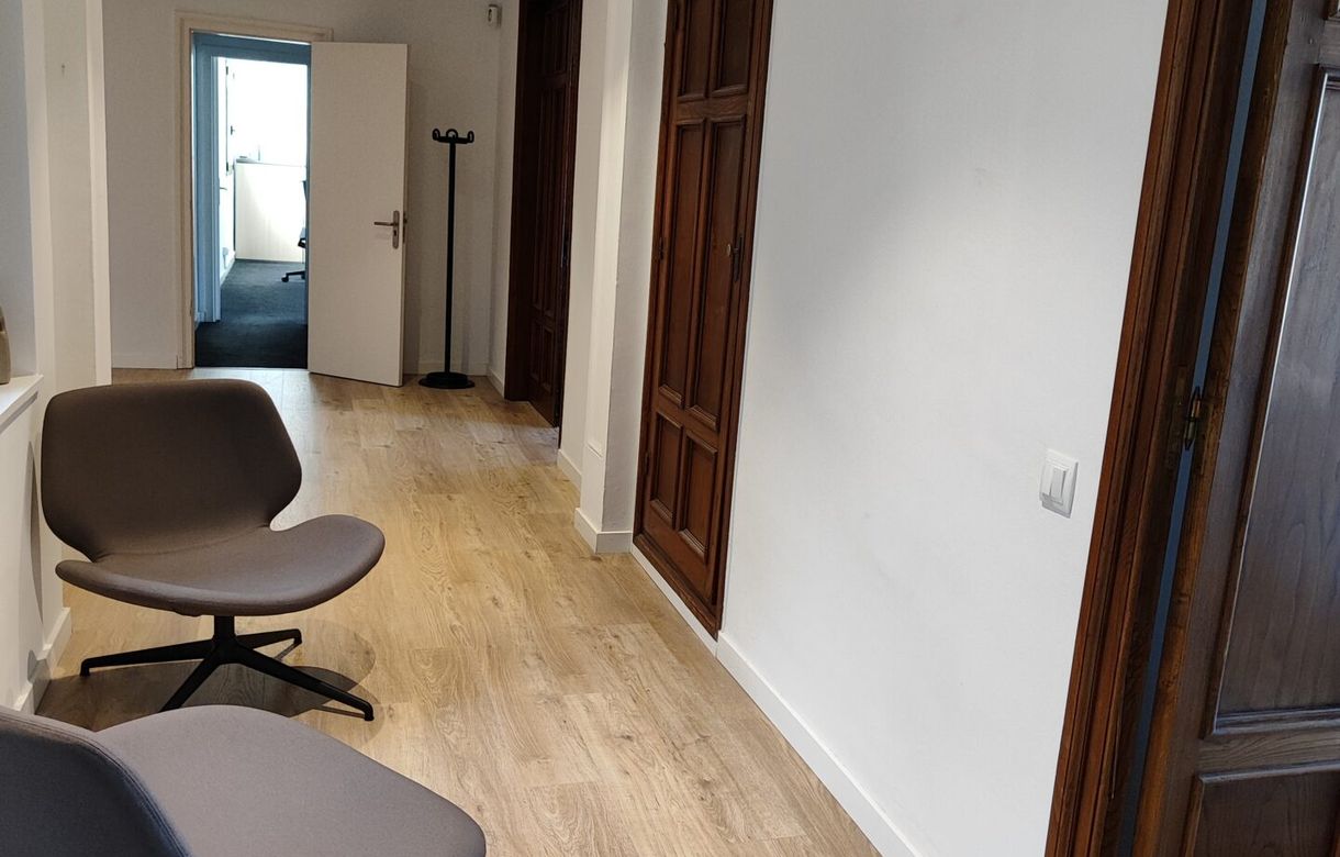 Despacho en alquiler Barcelona | Atico con terraza y encanto