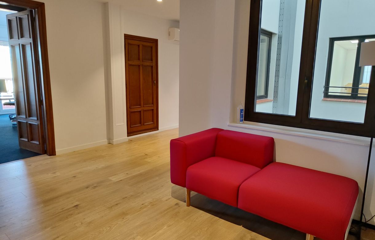 Despacho en alquiler Barcelona | Atico con terraza y encanto