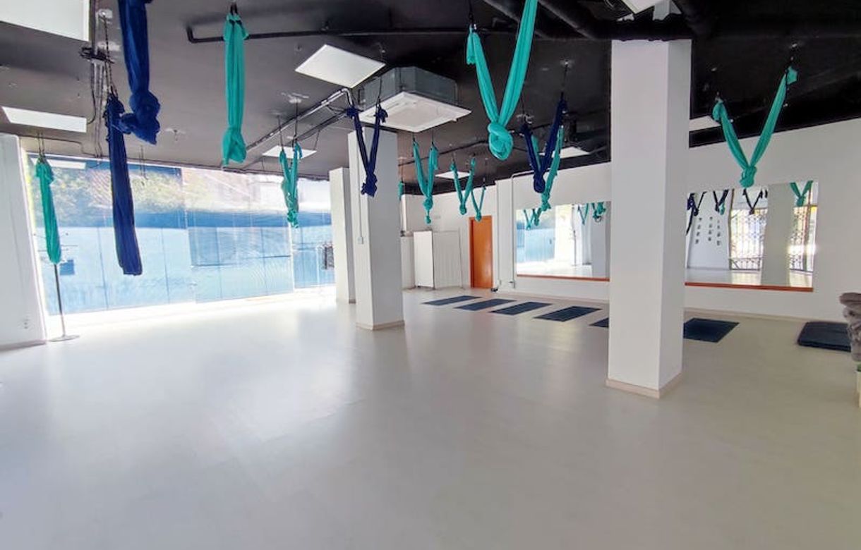 Sala de yoga para profesionales y talleres