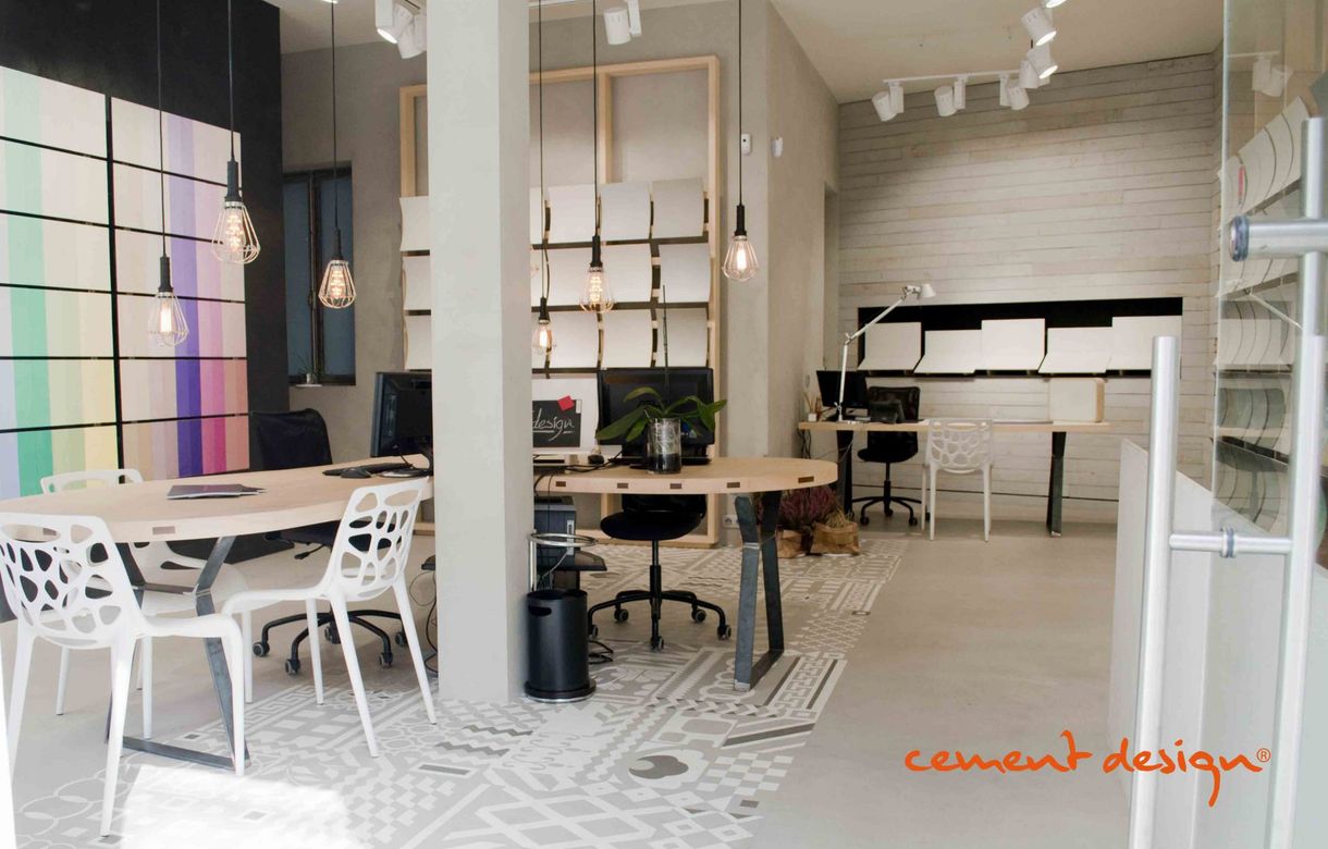 Espacio de trabajo individual y compartido en empresa de revestimientos