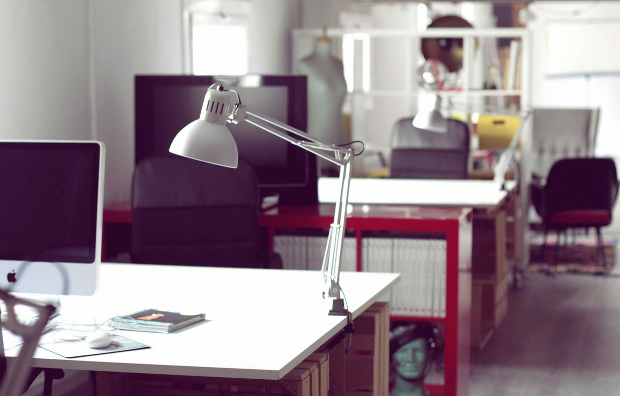 Los Flanagan | Empresa audiovisual | Alquiler Mesas de Trabajo