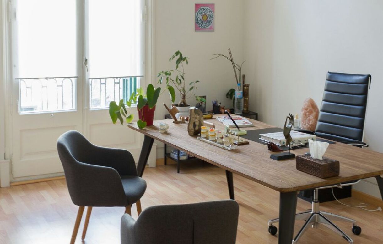 Alquiler de salas en centro de quiropráctica con recepción y conserje