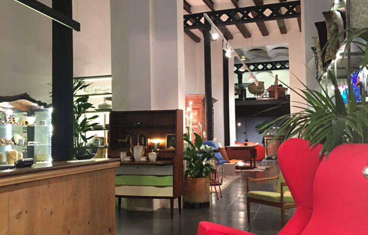 Espacio para creativos y artistas en tienda de antigüedades, arte y muebles de diseño