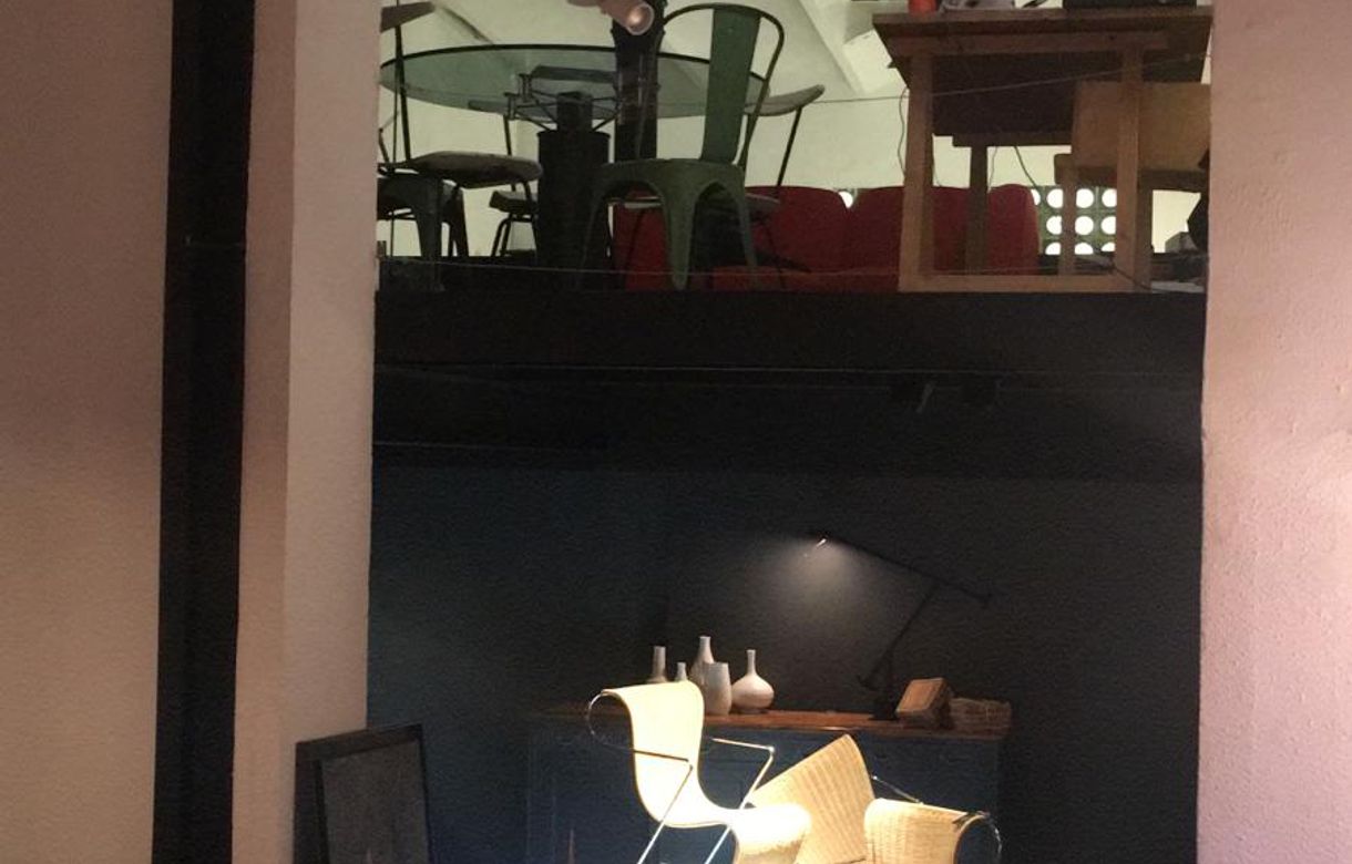 Espacio para creativos y artistas en tienda de antigüedades, arte y muebles de diseño