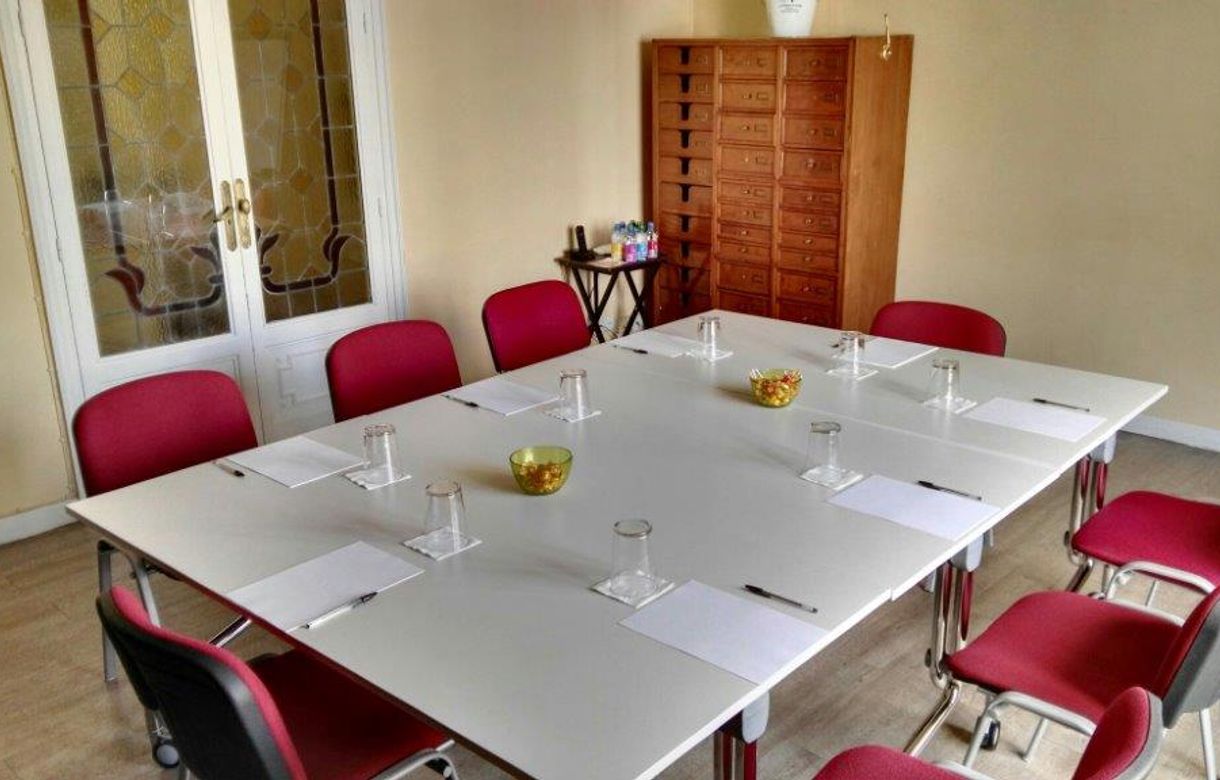 Despachos por horas + salas de formación + coworking