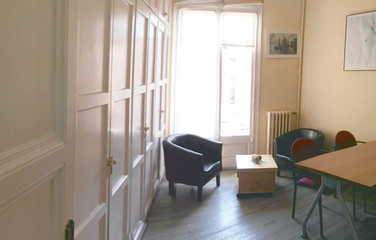 Despachos por horas + salas de formación + coworking