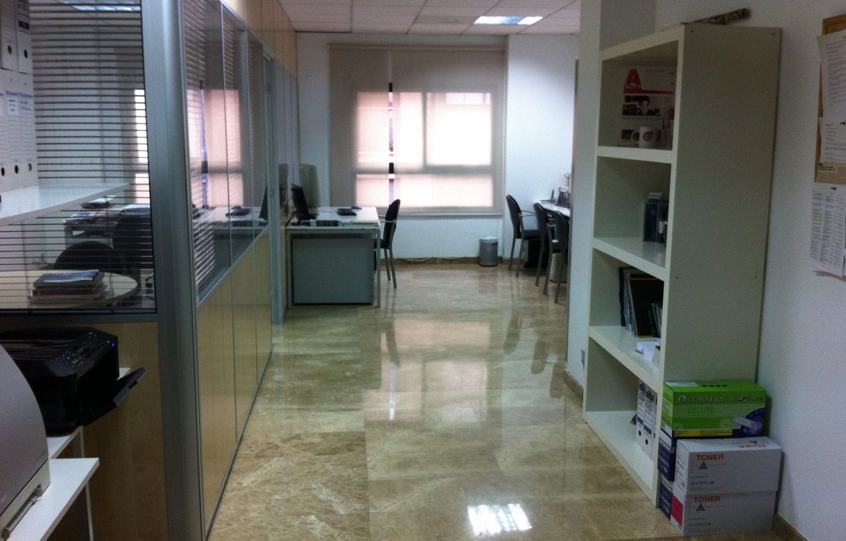 Alquiler oficina céntrica agradable y luminosa para compartir