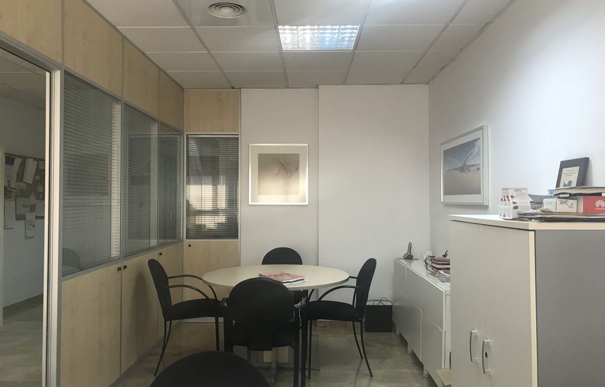 Alquiler oficina céntrica agradable y luminosa para compartir