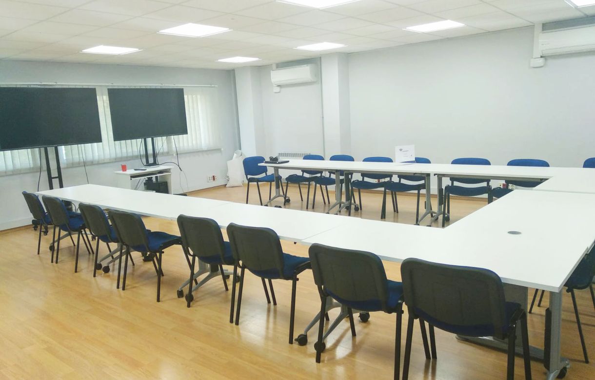 Salas económicas y modernas de formación con excelente localización