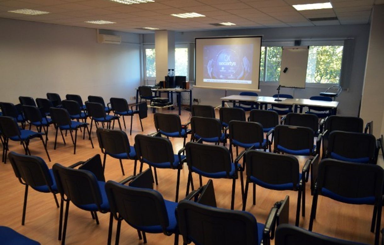 Salas económicas y modernas de formación con excelente localización