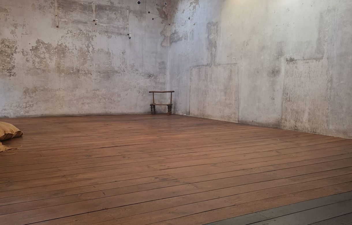 Mesa de trabajo disponible en taller compartido