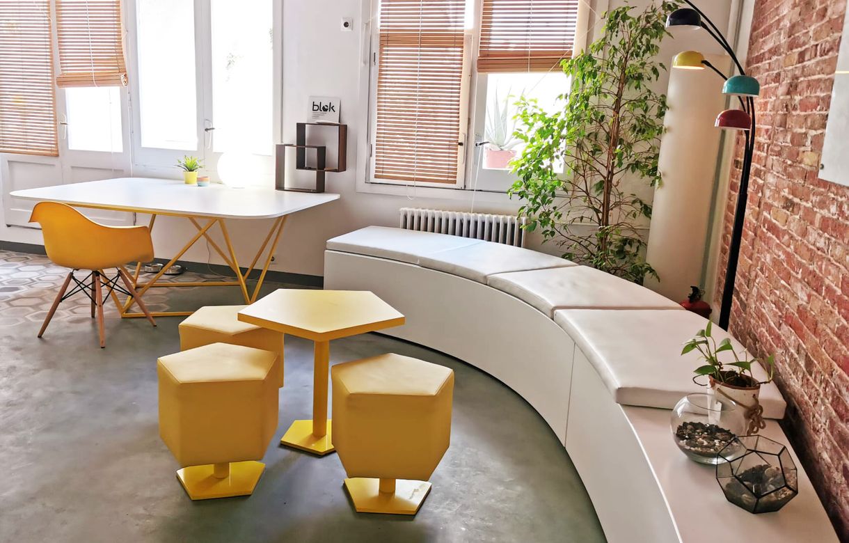 Oficina / estudio de diseño compartida y con patio