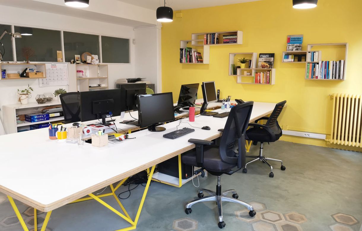 Oficina / estudio de diseño compartida y con patio