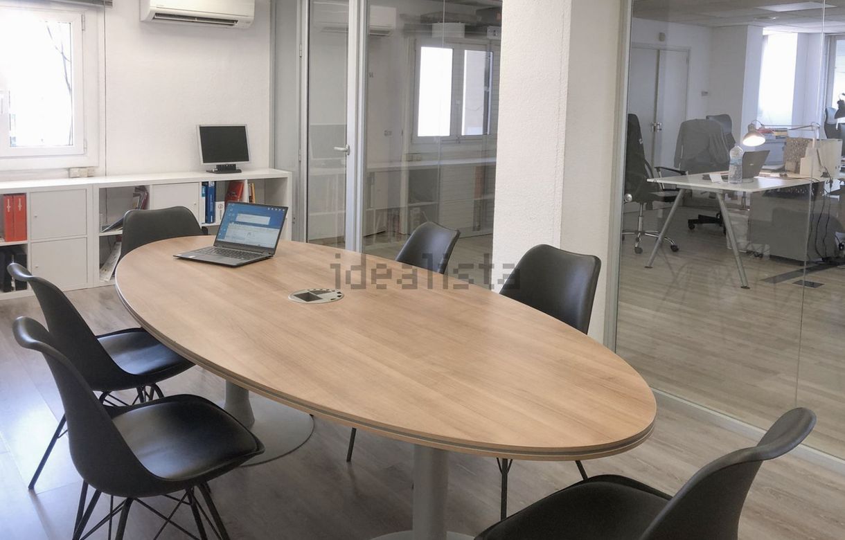 Alquiler de oficina equipada en ático con terraza