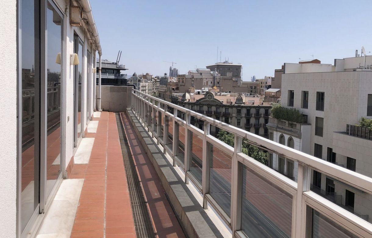 Alquiler de oficina equipada en ático con terraza