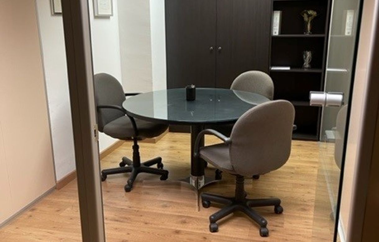 Alquila oficina en pleno centro despacho de abogados