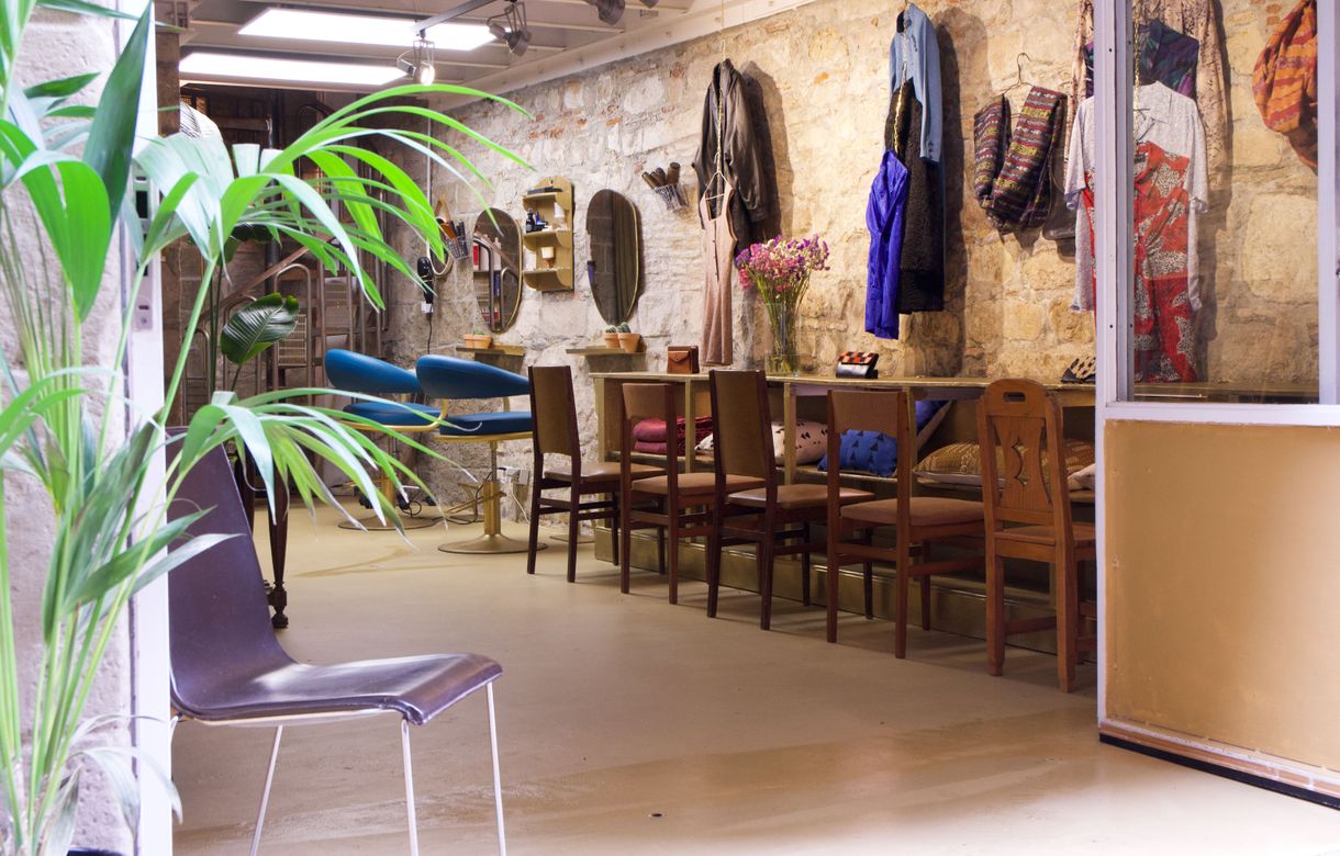 Espacio de tienda para diseñadores de moda, peluqueros y tatuadores