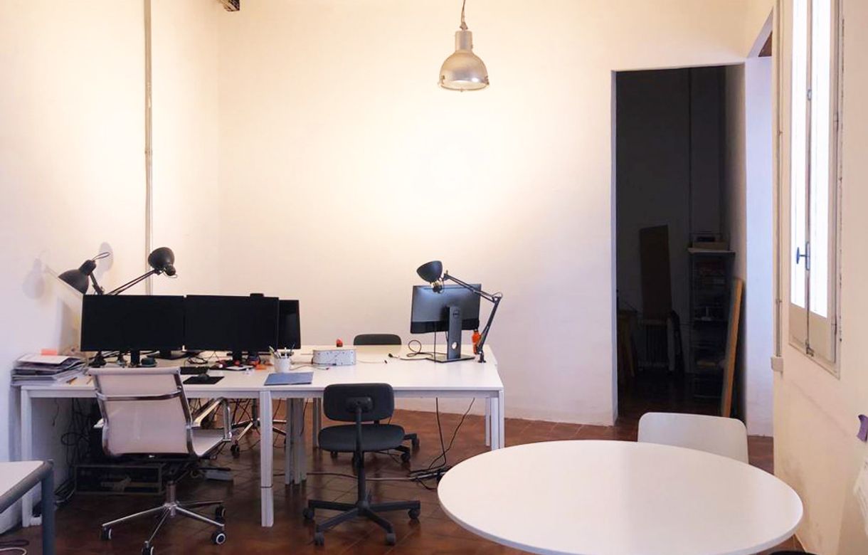 Es lloga despatx en sala compartit