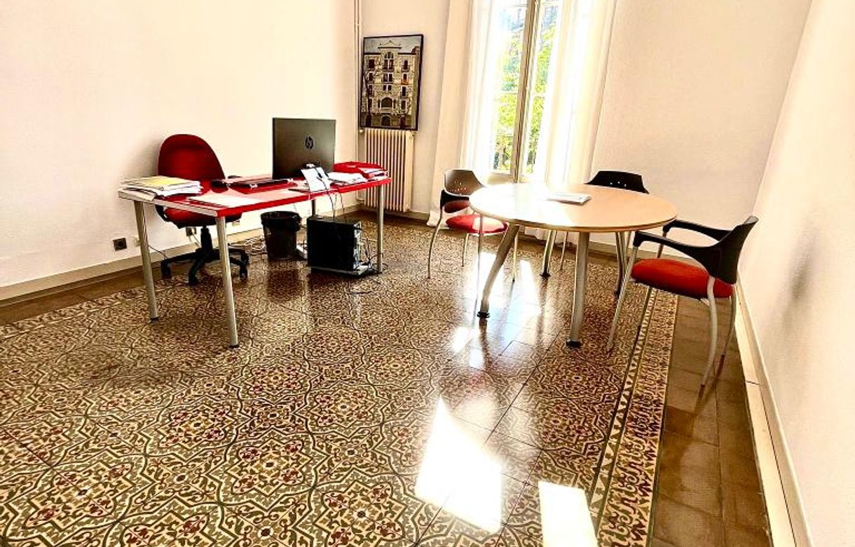 Despacho en Roger de Llúria