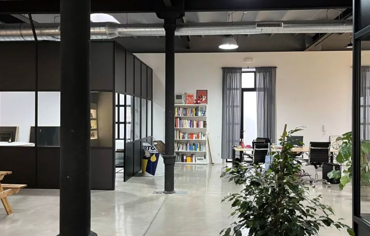 Despacho y mesas en espacio bonito, luminoso, silencioso, estilo industrial.