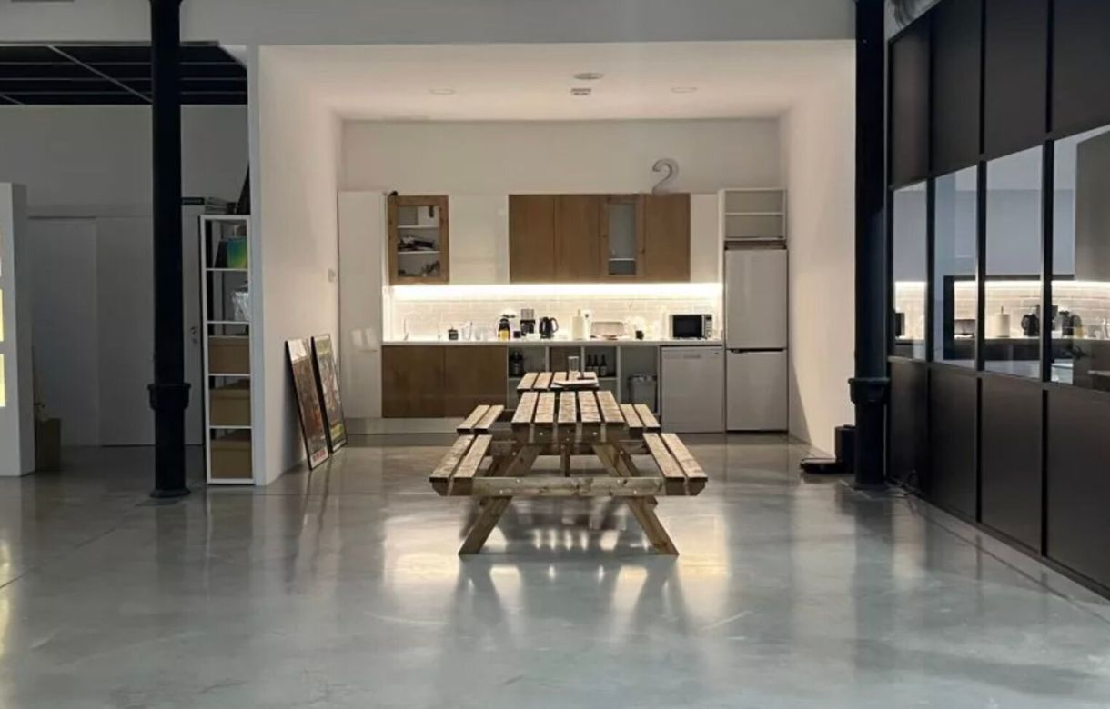 Despacho y mesas en espacio bonito, luminoso, silencioso, estilo industrial.