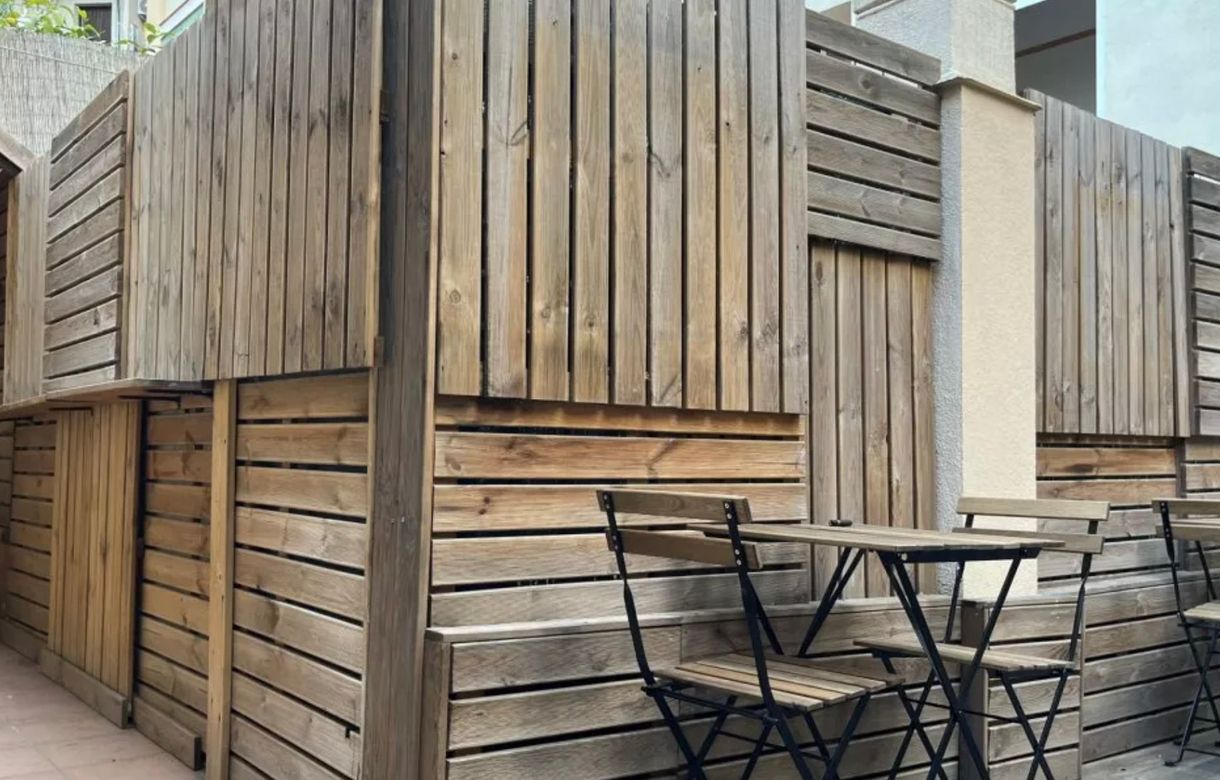 Despacho y mesas en espacio bonito, luminoso, silencioso, estilo industrial.