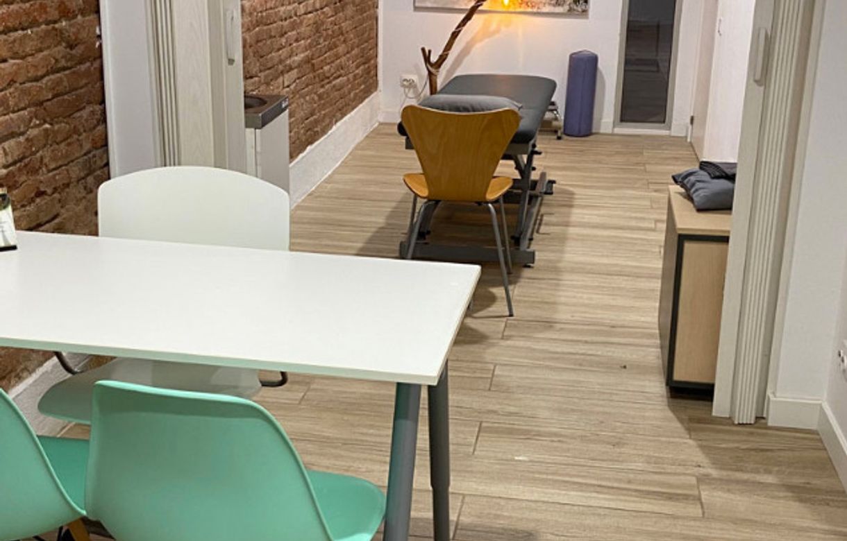 Alquiler salas terapias Barcelona | Sala de yoga y ejercicio terapéutico | Consulta | Piscina