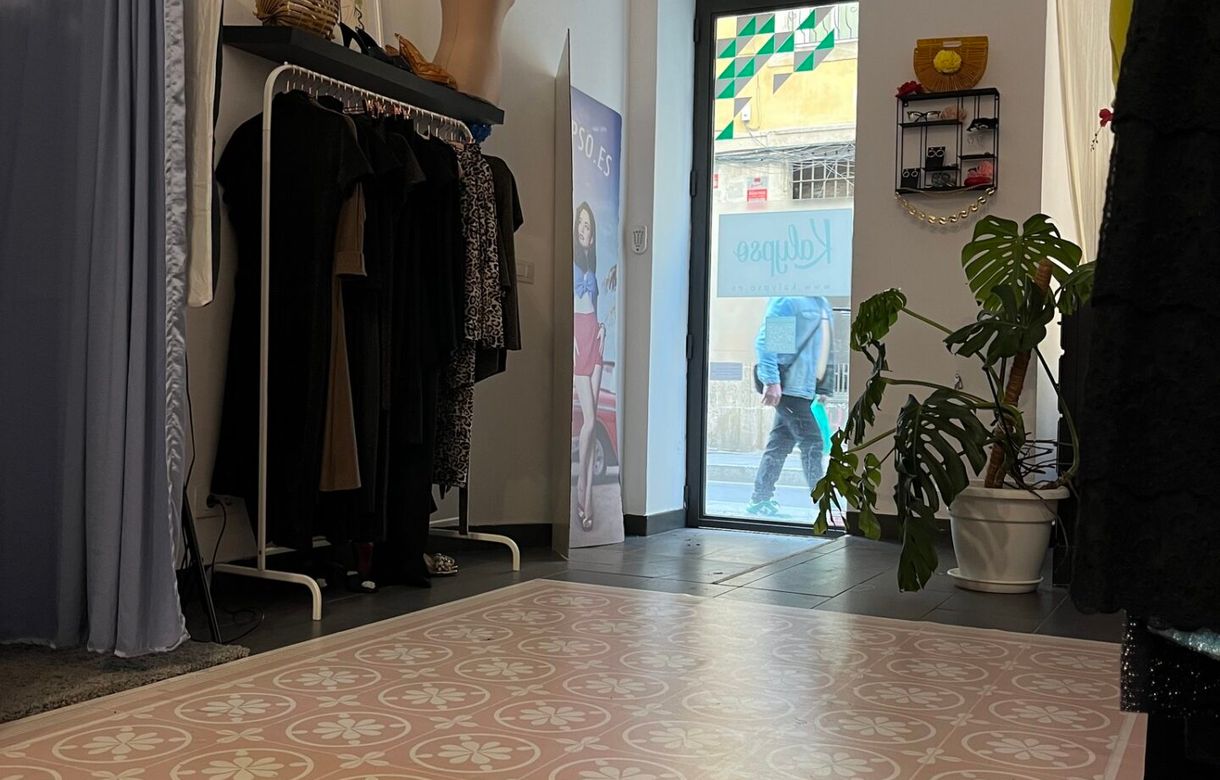 Atelier ropa | Con escaparate y patio exterior para compartir