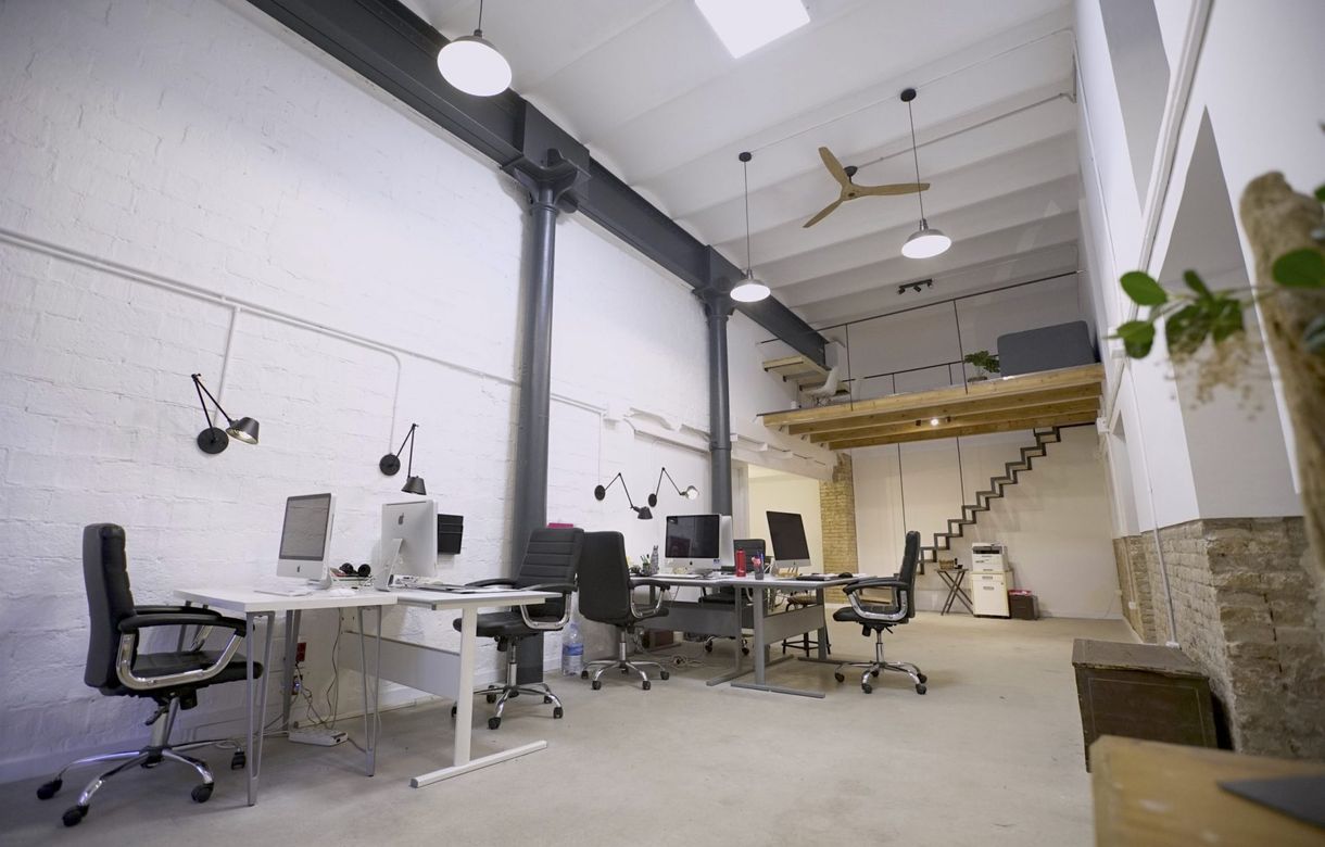 Productora Audiovisual alquila mesa de trabajo - Image 3