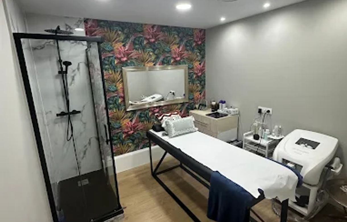 alquilar cabina estética Barcelona | Manicura | Tocadores... - Image 2