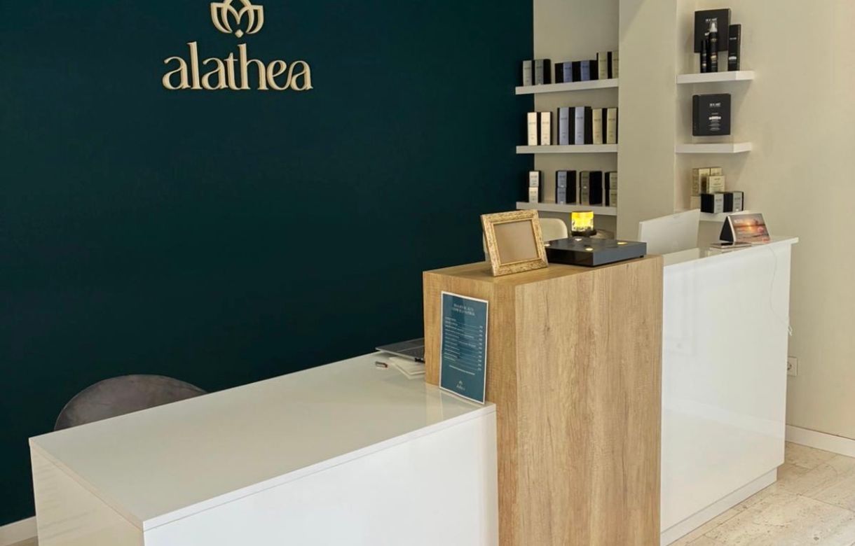 Consulta médica equipada en clínica estética premium en Sant Gervasi - Image 2