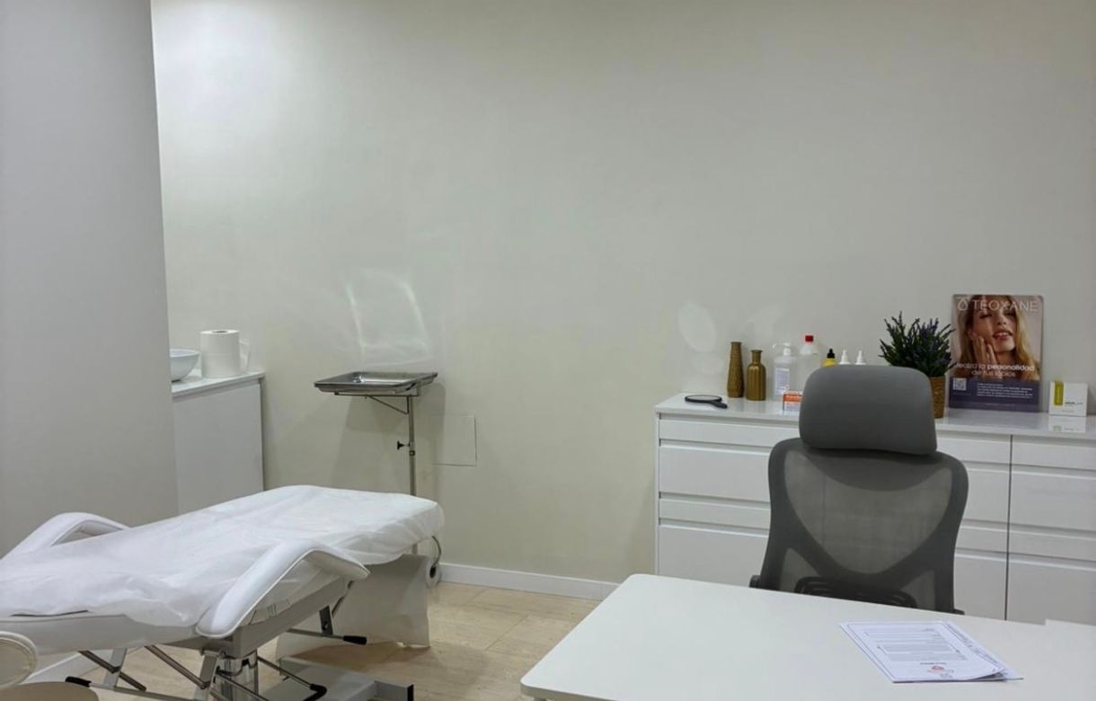 Consulta médica equipada en clínica estética premium en Sant Gervasi - Image 4