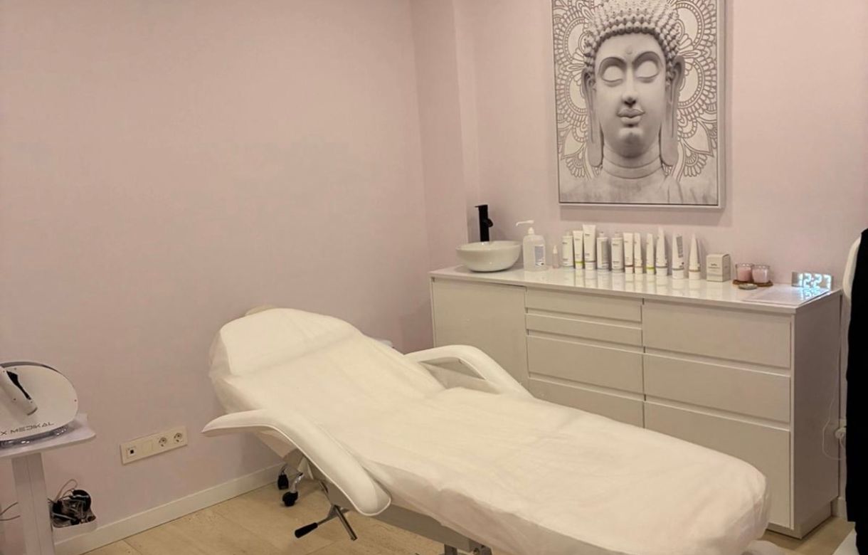 Consulta médica equipada en clínica estética premium en Sant Gervasi