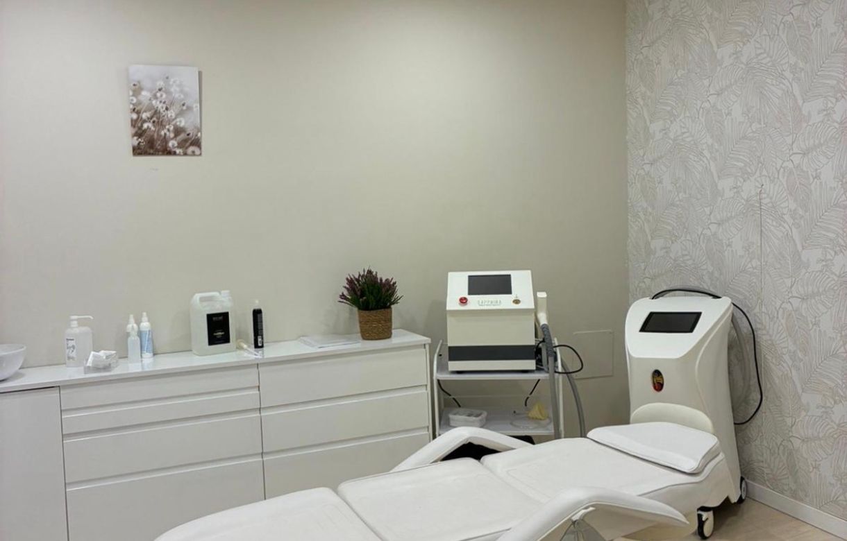 Consulta médica equipada en clínica estética premium en Sant Gervasi - Image 3