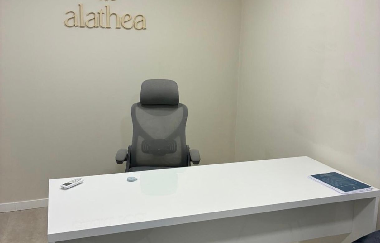 Consulta médica equipada en clínica estética premium en Sant Gervasi - Image 5