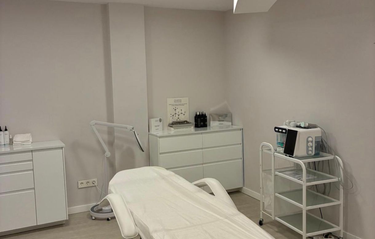 Consulta médica equipada en clínica estética premium en Sant Gervasi - Image 6