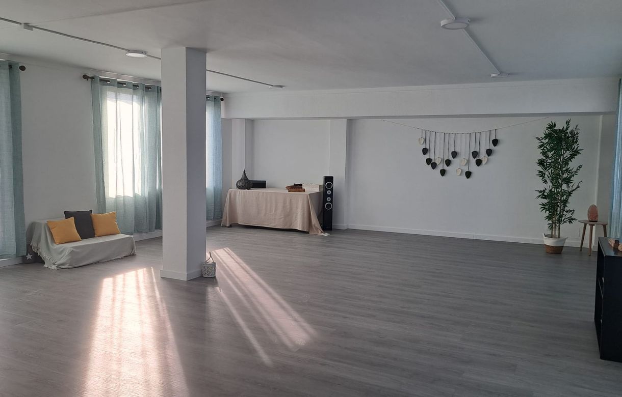 sala de masajes Rubí  | salas para terapias | clases de yoga | talleres - Image 2