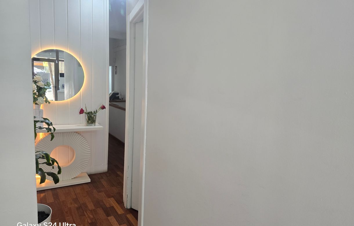 Alquiler cabina Barcelona | Se Alquila Cabina Amplia y Elegante para profesionales de Estética y Bienestar - Image 2