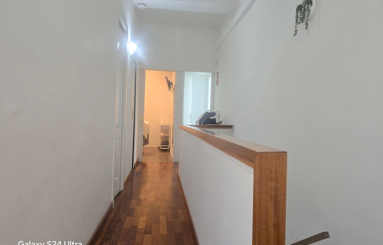 Alquiler cabina Barcelona | Se Alquila Cabina Amplia y Elegante para profesionales de Estética y Bienestar - Image 4