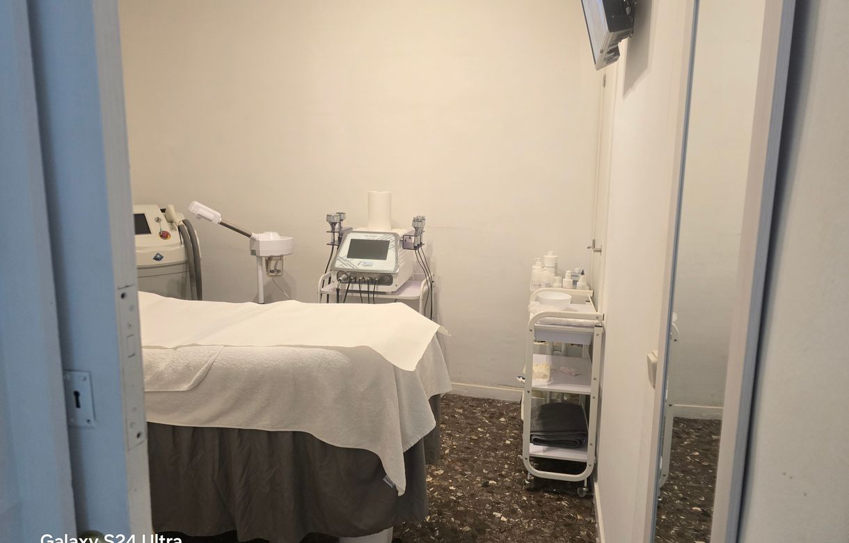 Alquiler cabina Barcelona | Se Alquila Cabina Amplia y Elegante para profesionales de Estética y Bienestar