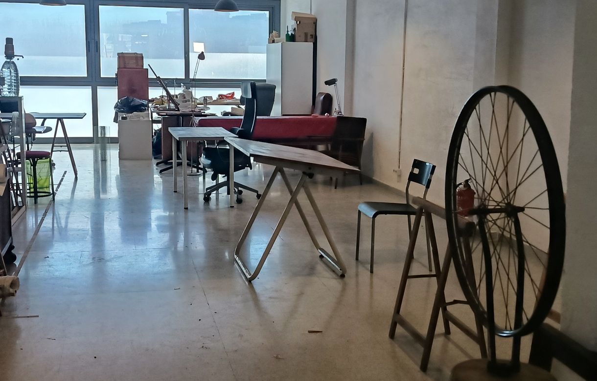 Taller de artistas plásticos y creativos con mucha luz en una nave industrial - Image 2