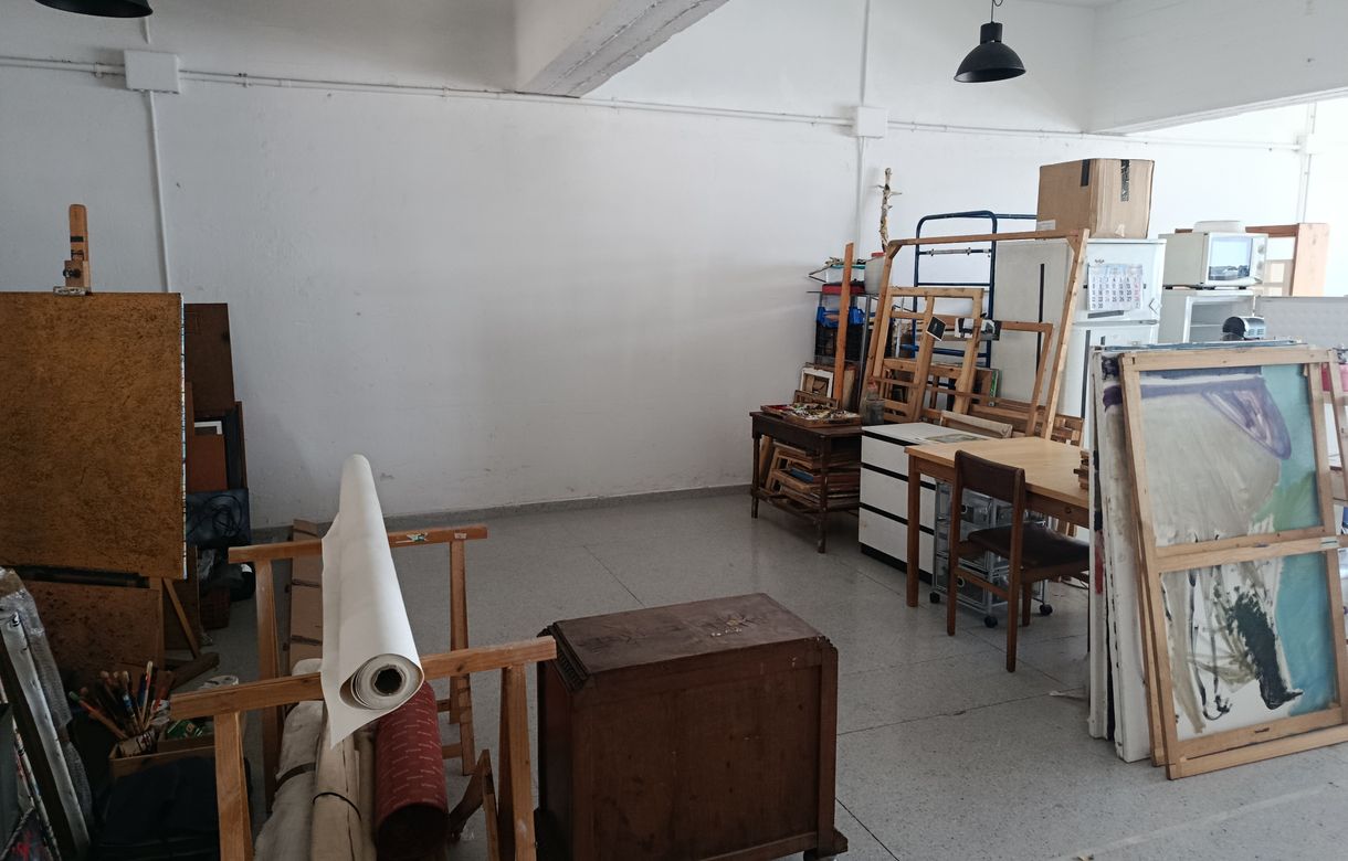 Taller de artistas plásticos y creativos con mucha luz en una nave industrial - Image 4