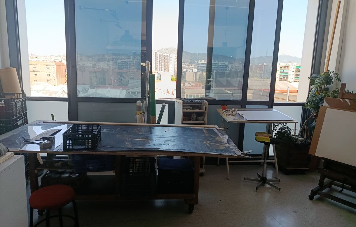 Taller de artistas plásticos y creativos con mucha luz en una nave industrial - Image 7